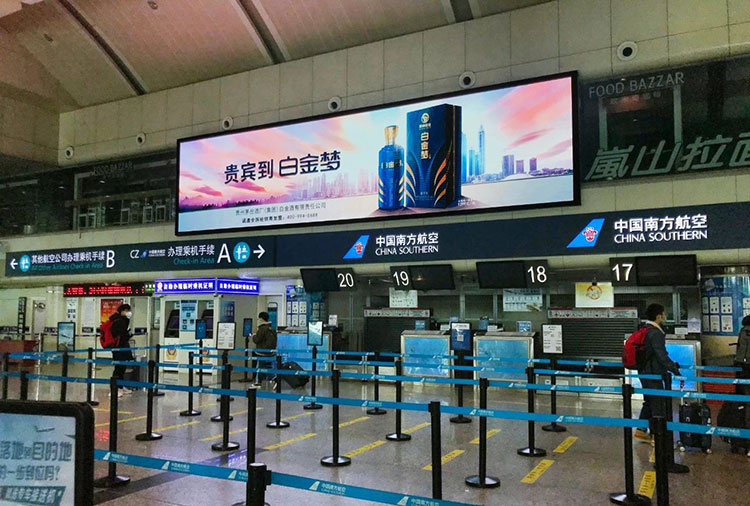 大連機(jī)場燈箱廣告展示