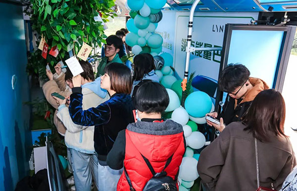 領(lǐng)克公交廣告場(chǎng)景化營(yíng)銷，打造低碳趣味之旅！