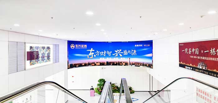 二層國內(nèi)到達(dá)電子媒體曲度屏