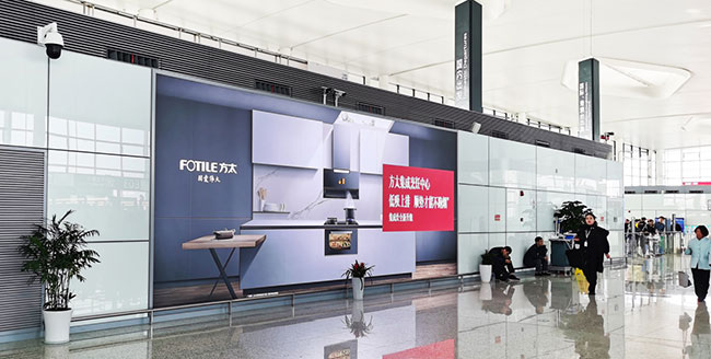 安檢區(qū)域值機(jī)島背面燈箱