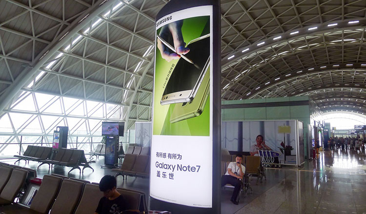 成都機(jī)場(chǎng)T2候車(chē)室圖騰燈箱