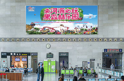 河源北站進(jìn)站廳墻面燈箱廣告