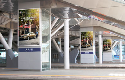 青島北站站臺(tái)層三面直梯燈箱廣告