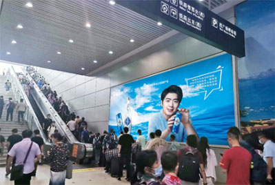 青島北站西廣場地下通道出入口燈箱套裝