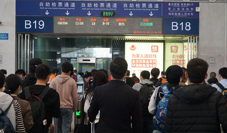 金龍魚(yú)深圳高鐵站墻體燈箱廣告1