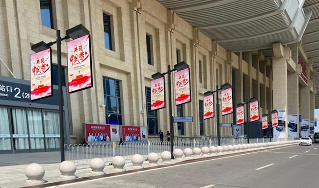 濟南高鐵站東進站口旋轉(zhuǎn)LED燈桿屏怎么樣？