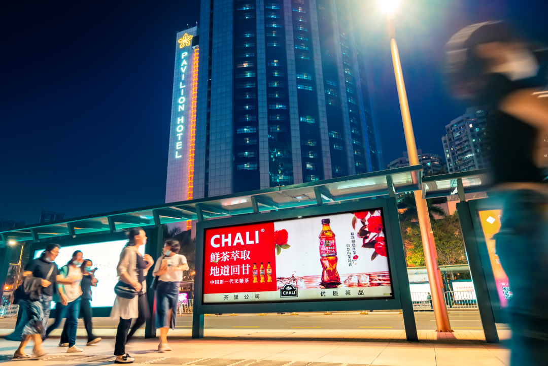 零售快消企業(yè)為何選擇公交候車亭廣告？