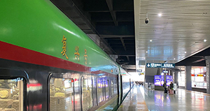 昆明南站廣告牌價(jià)格多少錢(qián)？昆明南站站臺(tái)燈箱廣告出發(fā)到達(dá)全覆蓋