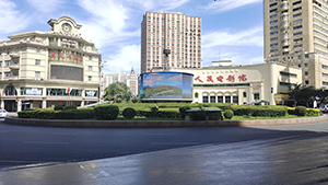 烏魯木齊LED大屏價(jià)格？金融債券烏魯木齊人民電影院環(huán)島環(huán)形LED案例