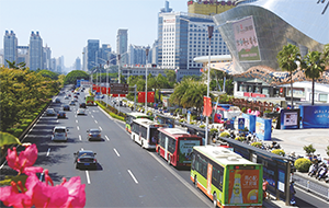 南寧公交車廣告價(jià)格多少錢？南寧巴士廣告外車身線路報(bào)價(jià)