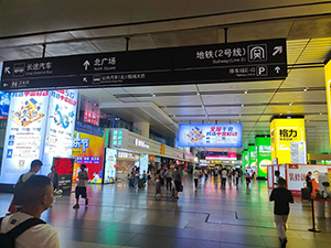南昌西站高鐵廣告價(jià)格多少錢？南昌西高鐵站出站大廳最醒目廣告牌