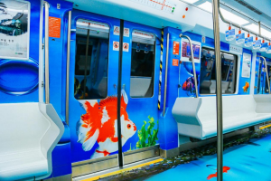 福州地鐵列車廣告價(jià)格多少錢？福州地鐵金魚主題車廂內(nèi)包車廣告