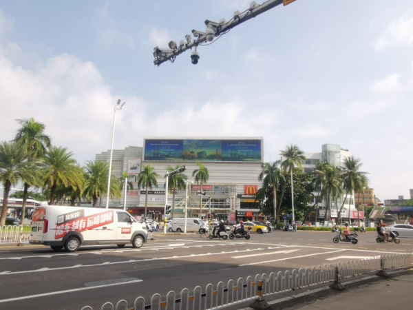 ?？贚ED廣告價格？?？谏倘|方廣場樓頂LED大屏廣告金融案例