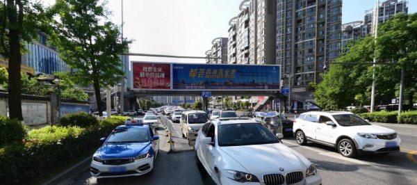 貴陽天橋LED大屏廣告價格？貴陽最大過街天橋觀山湖LED大屏廣告報價