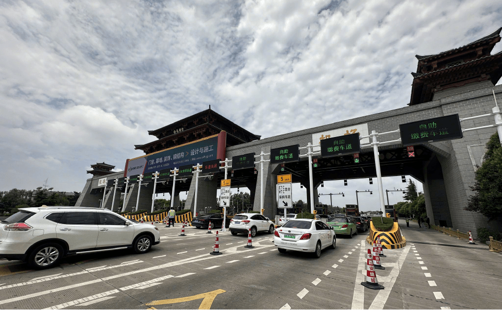 西安高速收費站站頂LED大屏廣告價格？機場高速灞橋收費站廣告牌