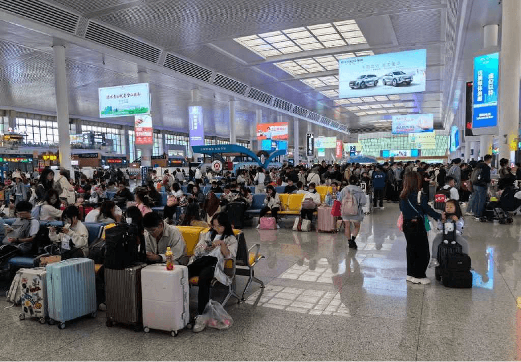 昆明南站廣告價(jià)格多少錢？昆明南高鐵站候車大廳LED屏廣告位置優(yōu)勢(shì)