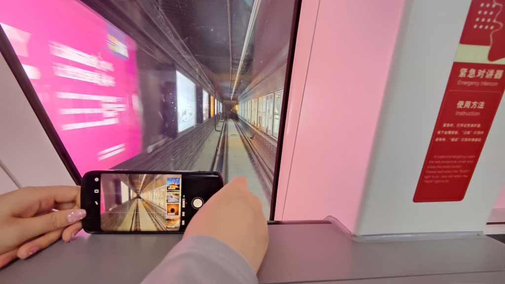 無人駕駛與地鐵內(nèi)包車廣告更配哦，西安地鐵16號(hào)線廣告價(jià)格多少錢？