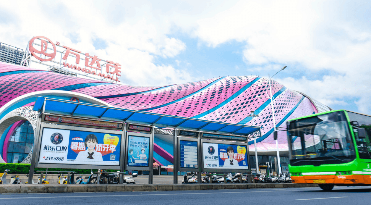 南寧候車亭站臺廣告價格收費(fèi)多少錢？南寧公交車站牌廣告位置優(yōu)勢