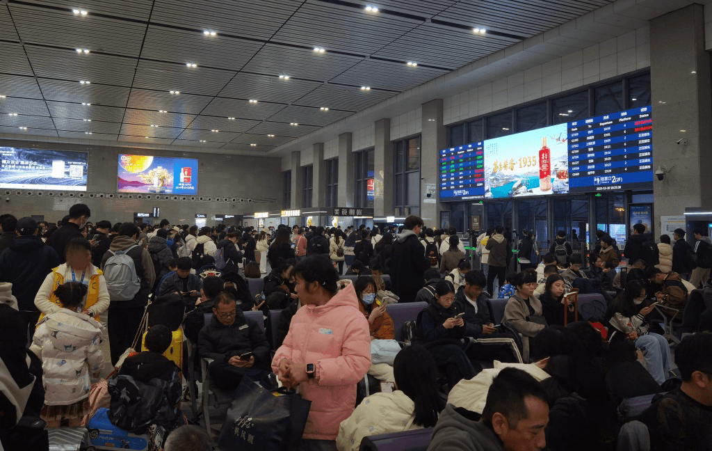 嘉興南站廣告價格收費多少錢？嘉興南高鐵站春運出站熱門廣告牌