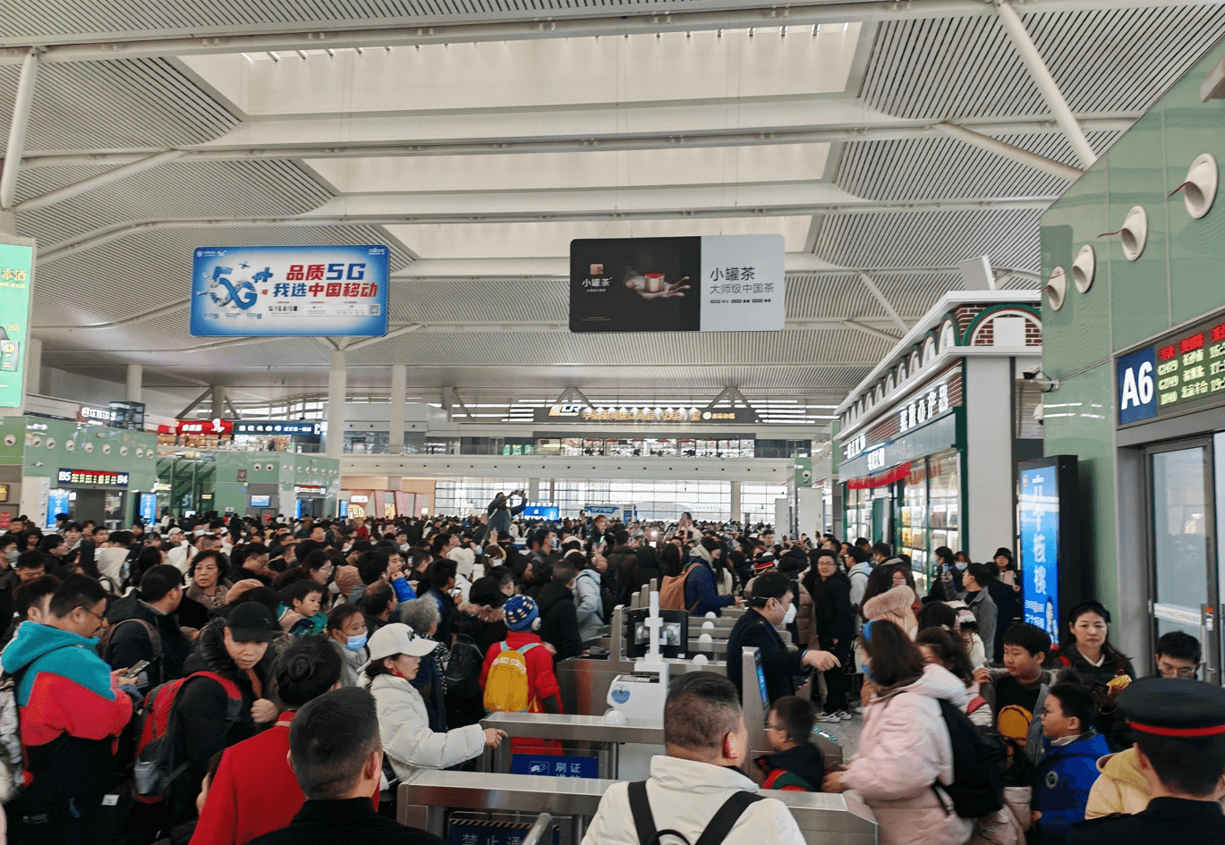 南昌西站廣告價(jià)格收費(fèi)多少錢？南昌西高鐵站春運(yùn)候車熱門廣告牌