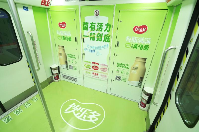 青島地鐵列車廣告案例圖，青島地鐵廣告內(nèi)包車價格收費多少錢？