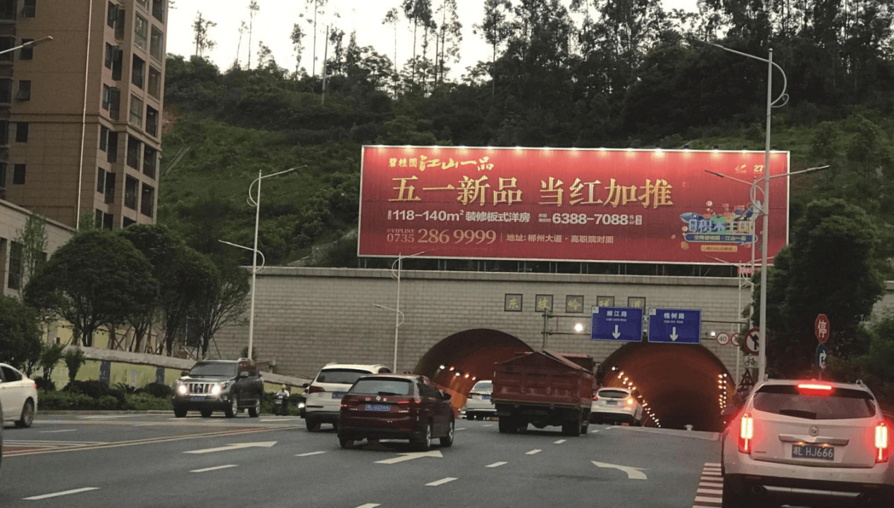 郴州戶外大牌三面翻廣告價(jià)格收費(fèi)多少錢？郴州樓體廣告牌位置優(yōu)勢(shì)