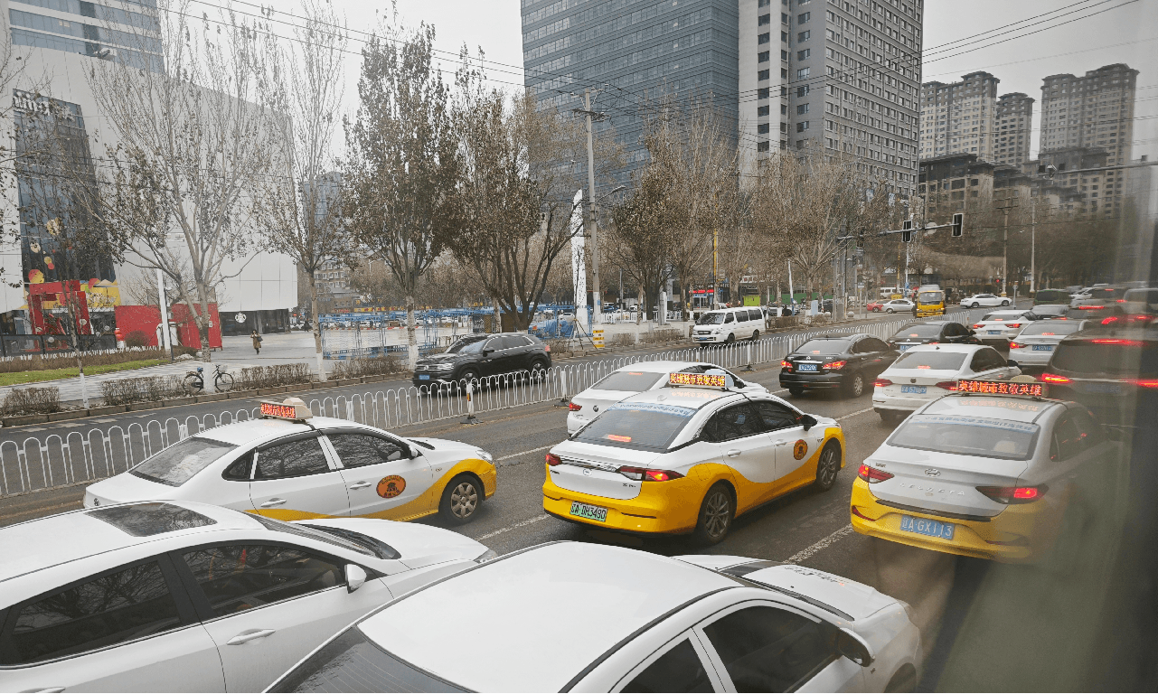 沈陽(yáng)出租車(chē)廣告價(jià)格收費(fèi)多少錢(qián)？沈陽(yáng)出租車(chē)頂屏廣告節(jié)日慶典