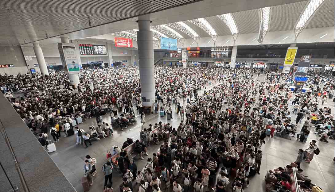 南昌站廣告價(jià)格收費(fèi)標(biāo)準(zhǔn)，南昌火車(chē)站春運(yùn)候車(chē)熱門(mén)高鐵廣告牌