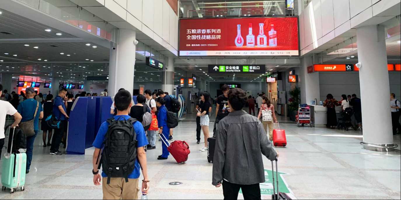 泉州晉江機場廣告價格收費，泉州機場春運出發(fā)到達廣告LED大屏