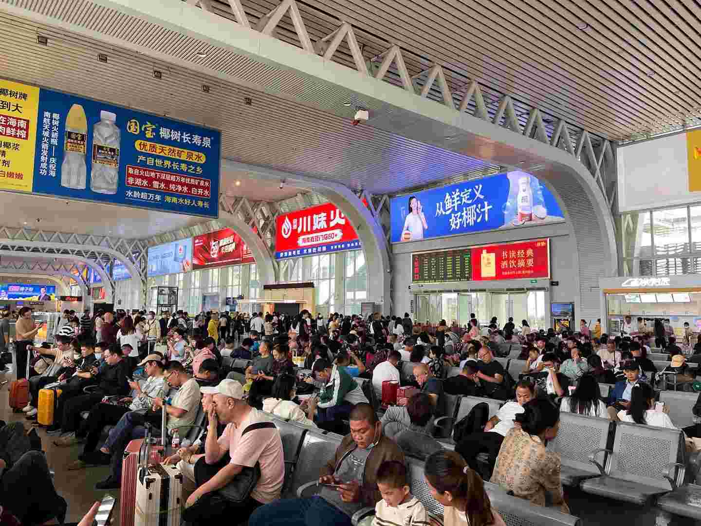 ?？跂|站高鐵廣告價格收費，海口高鐵東站候車大廳廣告牌春運熱門