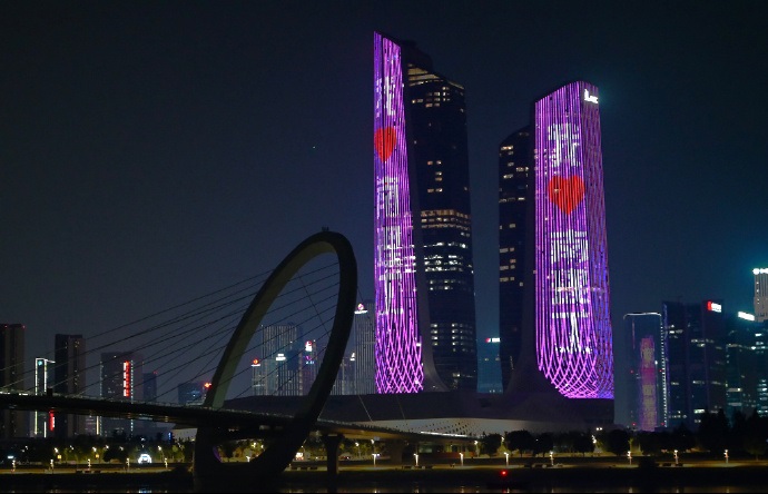 南京河西雙子塔燈光秀廣告價格收費標準，南京地標燈光秀樓體廣告