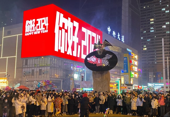 大連LED大屏廣告價格收費標準，大連商圈樓體大屏廣告西安路吾悅