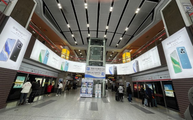 鄭州地鐵廣告價(jià)格收費(fèi)，鄭州地鐵1號(hào)線換乘站鄭州東站廣告案例