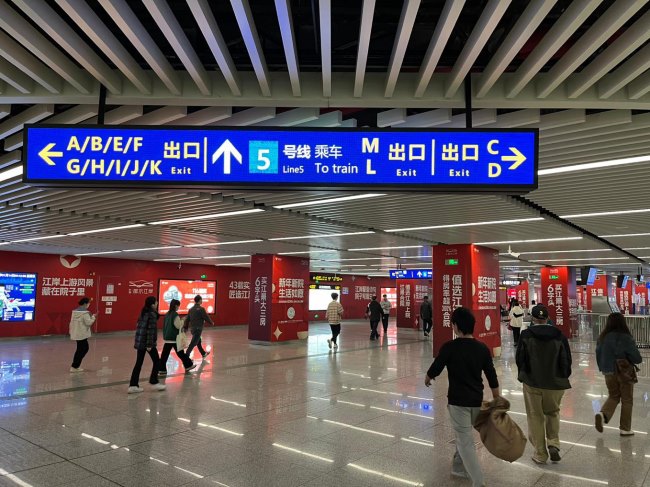 南寧地鐵廣告價格收費，南寧地鐵廣西大學站廳站臺墻貼包柱廣告