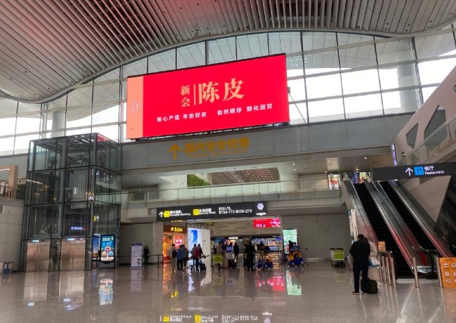 廣州機(jī)場出發(fā)值機(jī)大廳熱門廣告位案例，廣州白云機(jī)場廣告價格收費