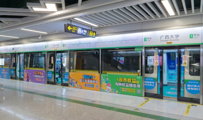 南寧地鐵廣告價格收費，南寧地鐵站臺屏蔽門玻璃貼廣告優(yōu)勢分析