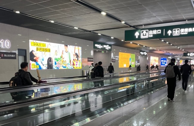 重慶西站候車大廳旋轉(zhuǎn)屏出站通道燈箱廣告，重慶西高鐵站廣告價格