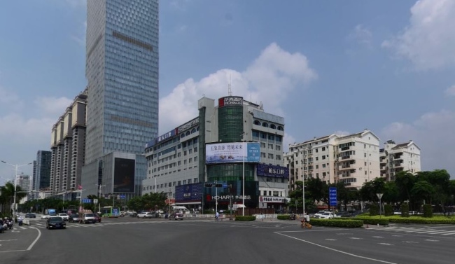 南寧青秀瑯西雙擁青山路口三面翻大牌，南寧戶外樓體大牌廣告價(jià)格