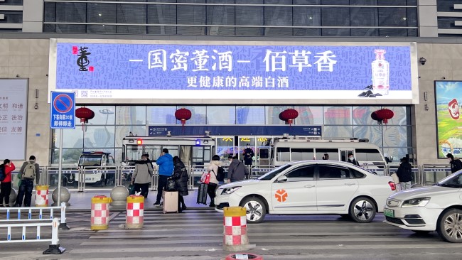 長(zhǎng)沙南站廣告價(jià)格收費(fèi)，長(zhǎng)沙南高鐵站進(jìn)站口打卡點(diǎn)門楣LED大屏廣告