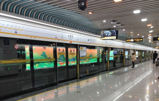 濟(jì)南地鐵站臺(tái)層軌行區(qū)超大廣告牌廣告優(yōu)勢，濟(jì)南地鐵廣告價(jià)格收費(fèi)