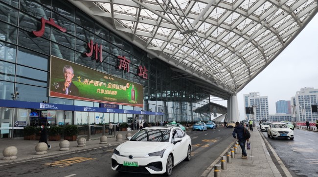 廣州南站廣告價(jià)格收費(fèi)，廣州南高鐵站進(jìn)站口打卡點(diǎn)門楣LED大屏廣告