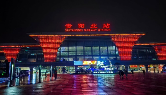 貴陽北站廣告價(jià)格收費(fèi)，貴陽北高鐵站進(jìn)站口打卡點(diǎn)門楣LED大屏廣告