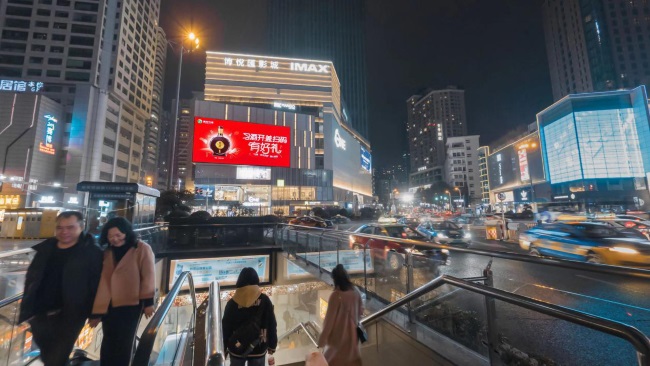 貴陽(yáng)云巖大十字商圈THE ONE購(gòu)物中心LED廣告，貴陽(yáng)LED大屏廣告價(jià)格收費(fèi)