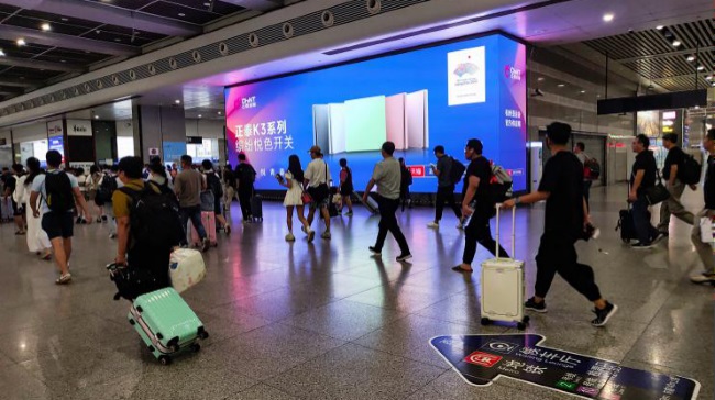 上海虹橋站LED大屏廣告價(jià)格，上海虹橋高鐵站到達(dá)換乘通道巨屏廣告