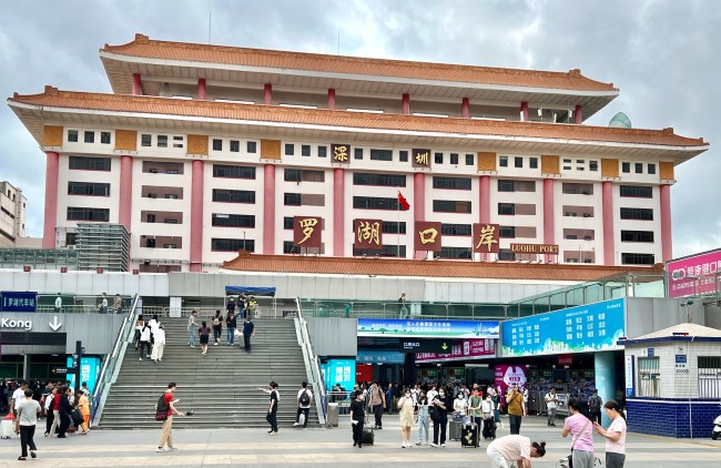 深圳羅湖口岸出入口換乘包柱LED大屏廣告牌，羅湖口岸廣告價(jià)格收費(fèi)