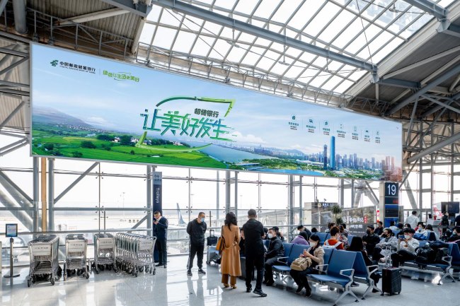 濟(jì)南遙墻機(jī)場候機(jī)大廳正中央巨幅大牌燈箱，濟(jì)南機(jī)場廣告價(jià)格收費(fèi)