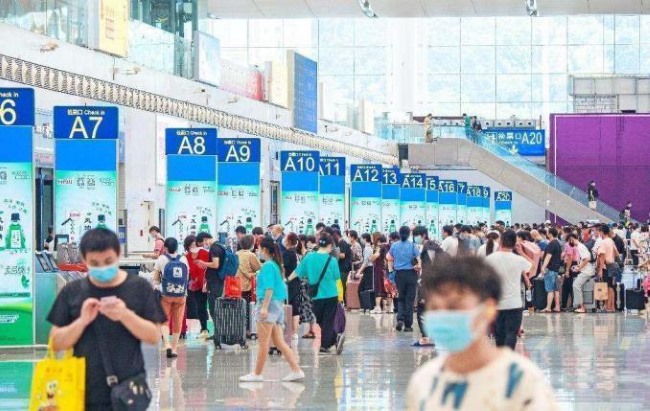 深圳北站候車大廳檢票口LED立式聯(lián)排電子屏，深圳北高鐵站廣告價格