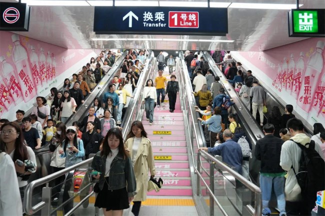 福州地鐵廣告價格收費，福州地鐵南門兜站換乘扶梯通道墻貼廣告