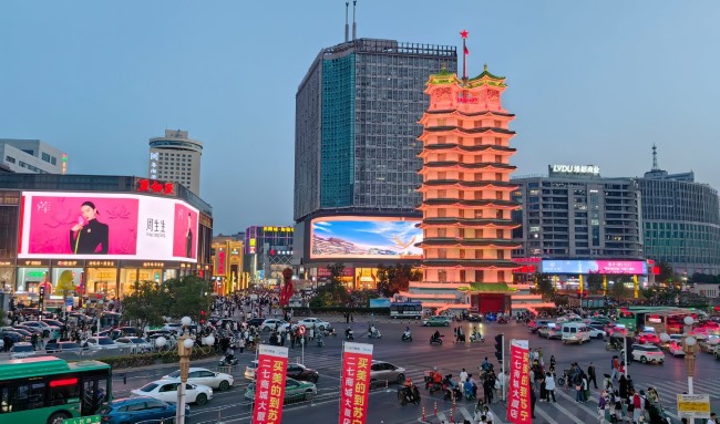 鄭州亞細亞卓悅城LED巨屏廣告價格，鄭州二七廣場弧形老鳳祥大屏廣告