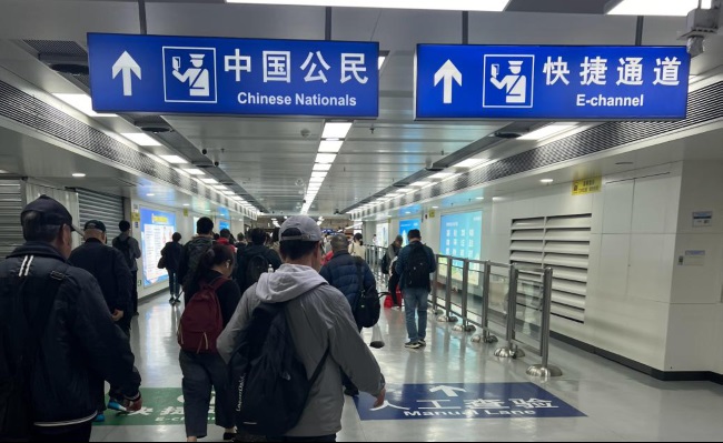 深圳羅湖口岸往香港過關(guān)必經(jīng)通道燈箱廣告牌，羅湖口岸廣告價格